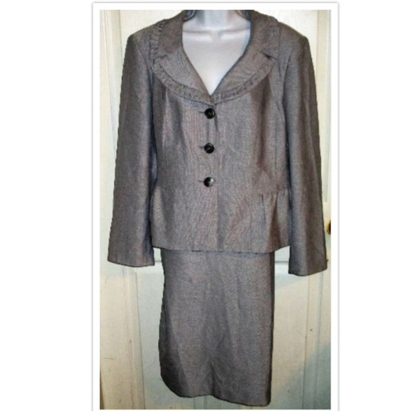 Le Suit Dresses & Skirts - +LE SUIT Gray Silver Skirt Suit SZ 18